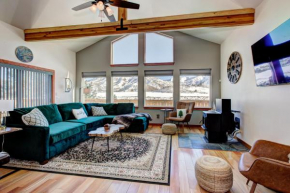 Twin Pines Cabin in Wilderness Ranch on Hwy 21, AMAZING Views, 20 ft ceilings, fully fenced yard, pet friendly, Go paddle boarding at Lucky Peak, or snowshoeing in Idaho City and take in the hot sprin
